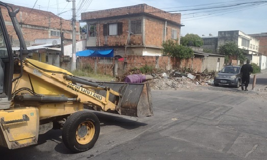 Dois traficantes presos, barricadas removidas, drogas e armas apreendidas em São Gonçalo durante ações da PM